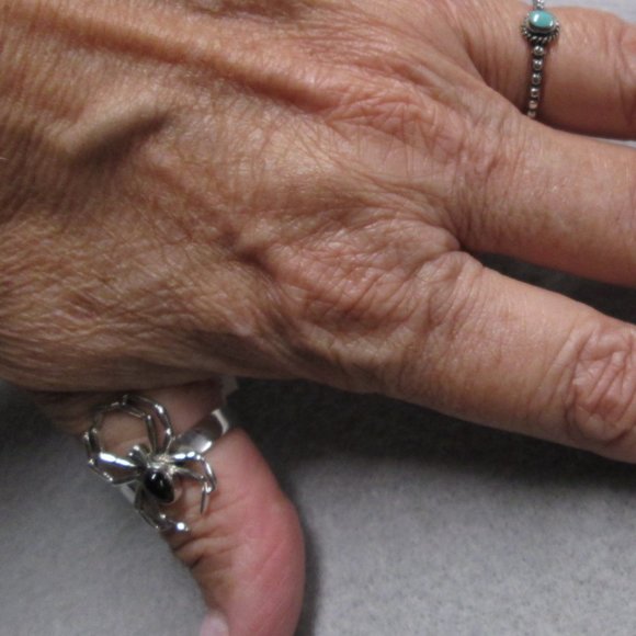 925 Sterling Silver SPIDER Ring with Black ONYX Stone> Crawling Arachnid Ring - Picture 5 of 5